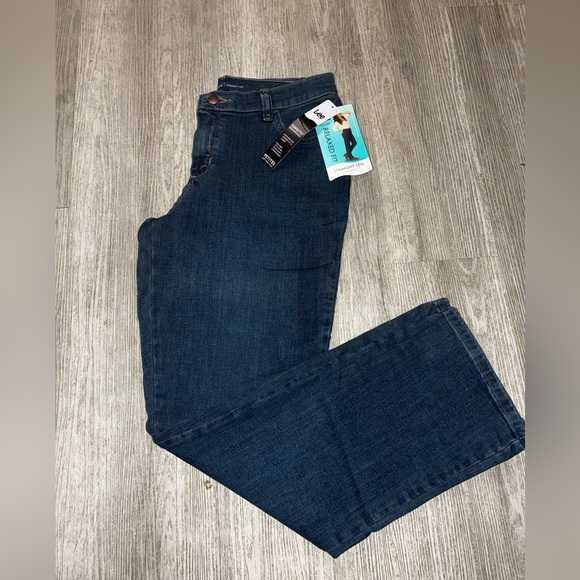 Lee Pants - NWT Lee straight leg Jeans size 4 petite